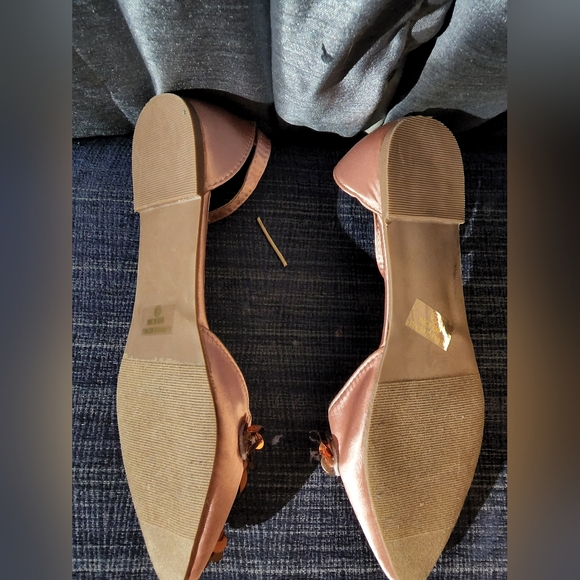 Women's 7.5 soft Pink with big flower designed pointy flat by Chase & Chloe - Picture 6 of 8